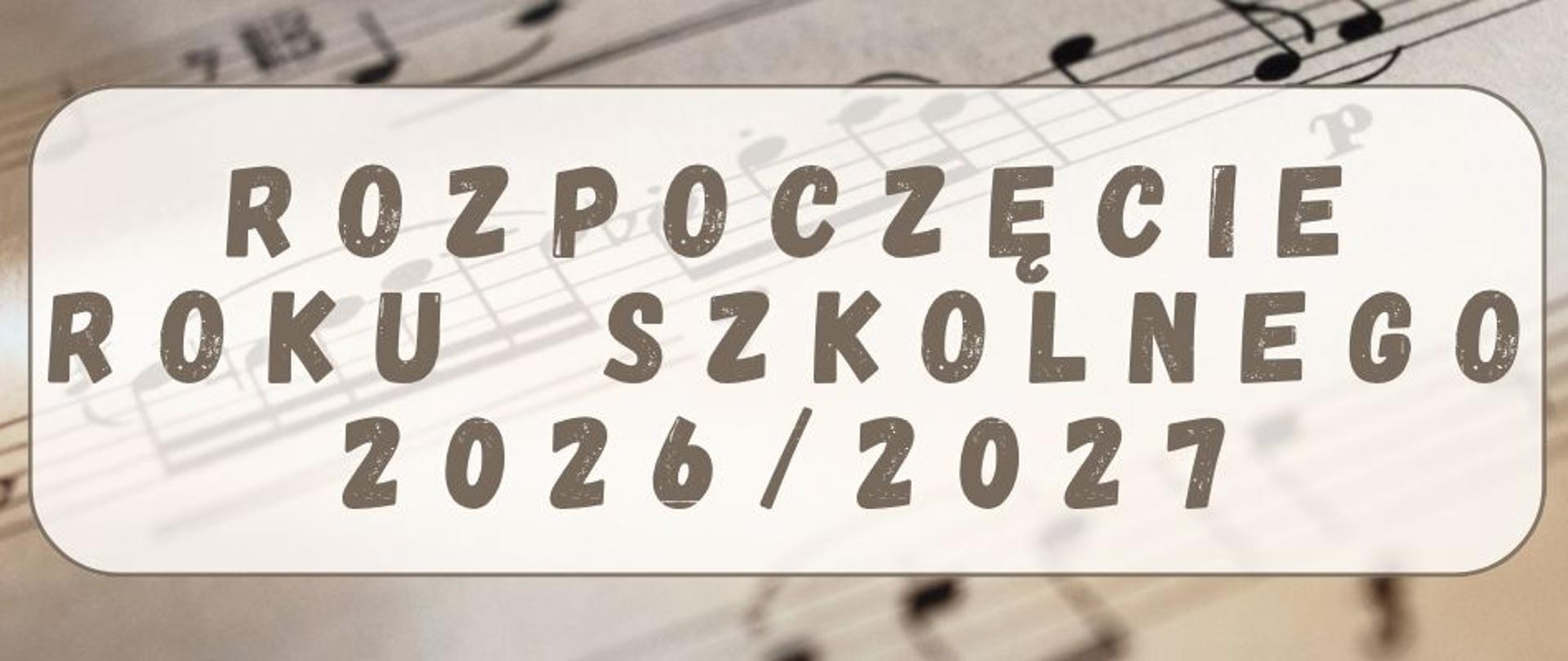 Grafika w kształcie poziomego baneru. Tło przedstawia rozmyte kartki z nutami i kluczami wiolinowymi w ciepłych, beżowo-brązowych barwach. Na środku znajduje się prostokątna ramka z zaokrąglonymi rogami w kolorze kremowym. Wewnątrz ramki widnieje stylizowany, ciemnobrązowy napis: „ROZPOCZĘCIE ROKU SZKOLNEGO 2026/2027”.
