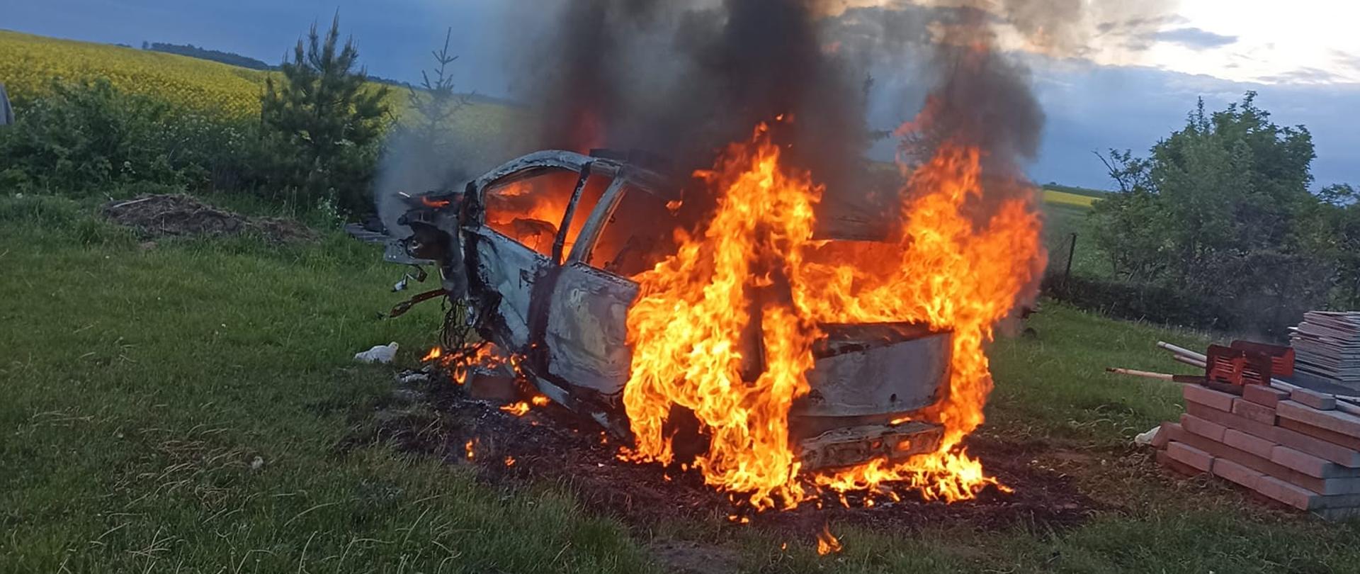 Płonie samochód osobowy