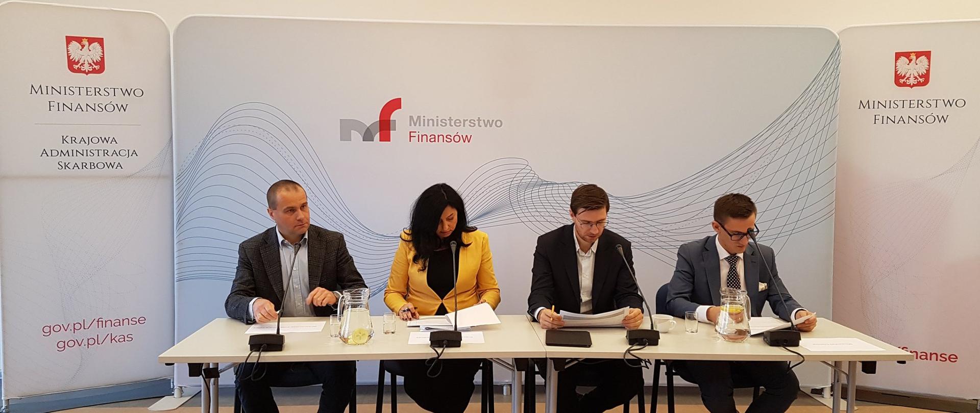 Uczestnicy webinarium odpowiadają na zapytania przedsiębiorców na tle ścianki MF