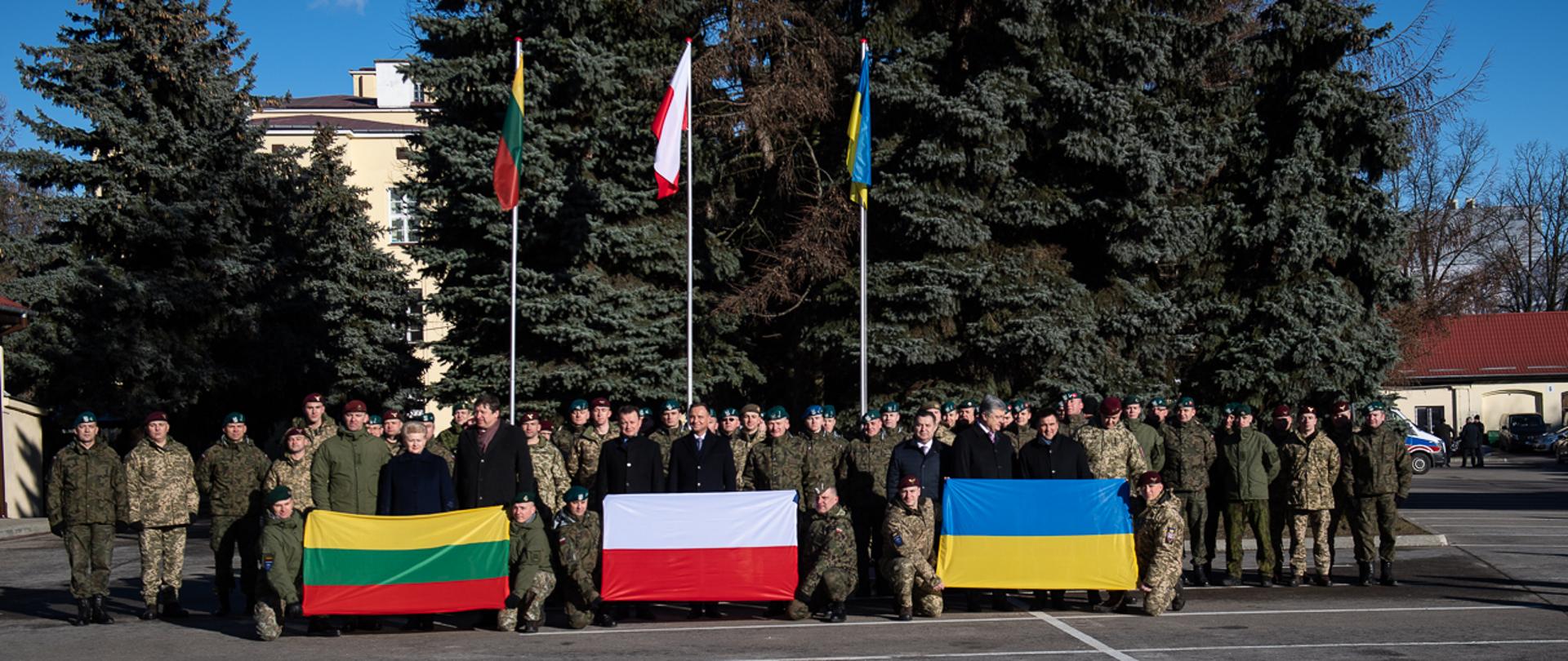 W piątek 22 lutego br. minister Mariusz Błaszczak spotkał się z żołnierzami litewskimi, polskimi i ukraińskimi służącymi w razem w dowództwie brygady, znanej jako LITPOLUKRBRIG. Szef MON oraz ministrowie obrony Litwy i Ukrainy wzięli udział w wizycie prezydentów trzech krajów ramowych w dowództwie formacji.