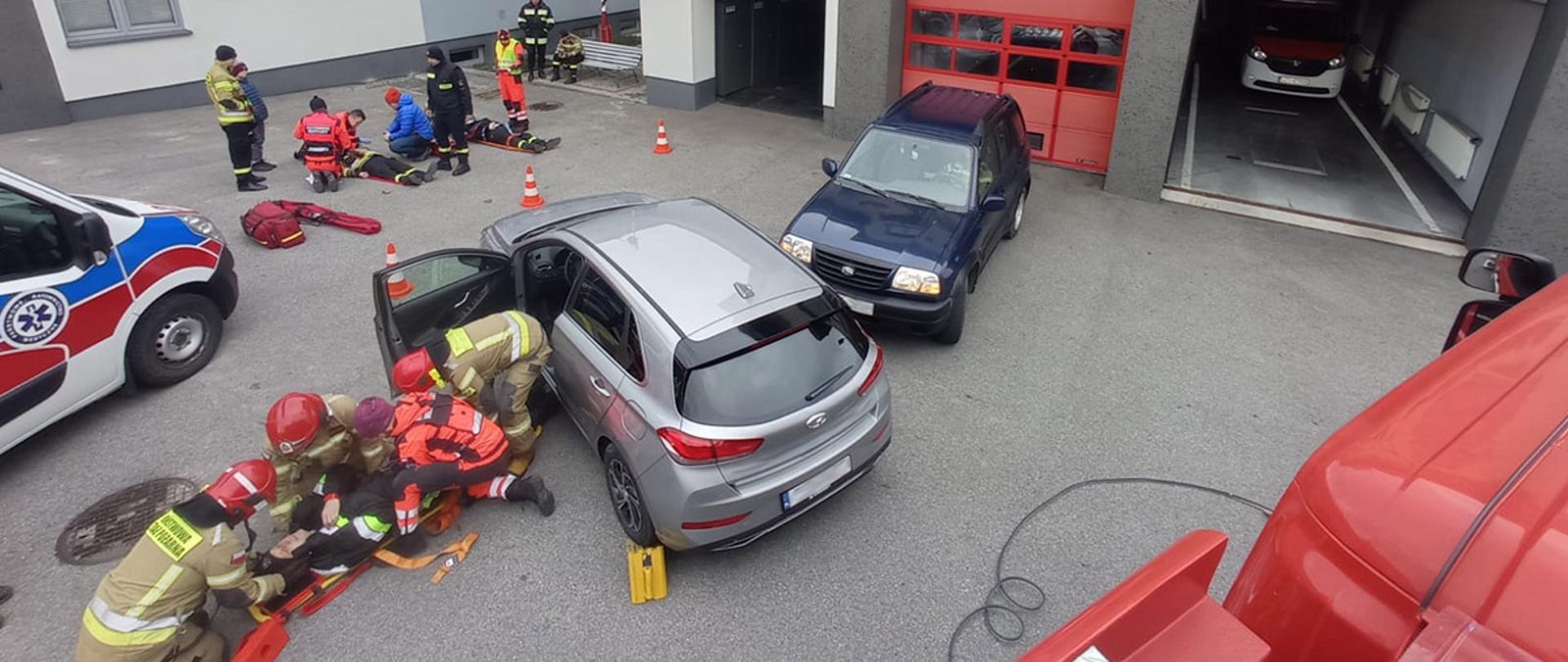 Wspólne ćwiczenia strażaków i ratowników medycznych na placu Jednostki Ratowniczo-Gaśniczej w Żywcu