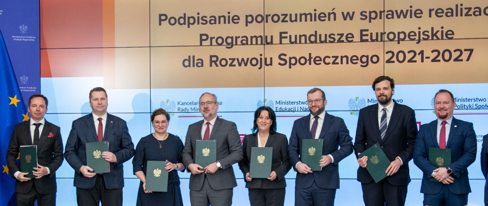 Minister funduszy i polityki regionalnej Grzegorz Puda wraz z przedstawicielami dziewięciu instytucji pośredniczących uczestniczących w systemie wdrażania Funduszy Europejskich dla Rozwoju Społecznego 2021-2027 podpisali dziś porozumienia w tej sprawie.