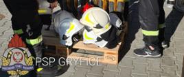 Widoczny na zdjęciu sprzęt przekazywany dla strażaków z Ukrainy - buty, hełmy, ubrania specjalne, węże pozarnicze