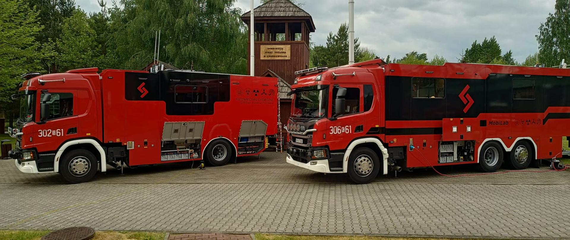 Na zdjęciu widać dwa samochody specjalne strażackie MobilLab