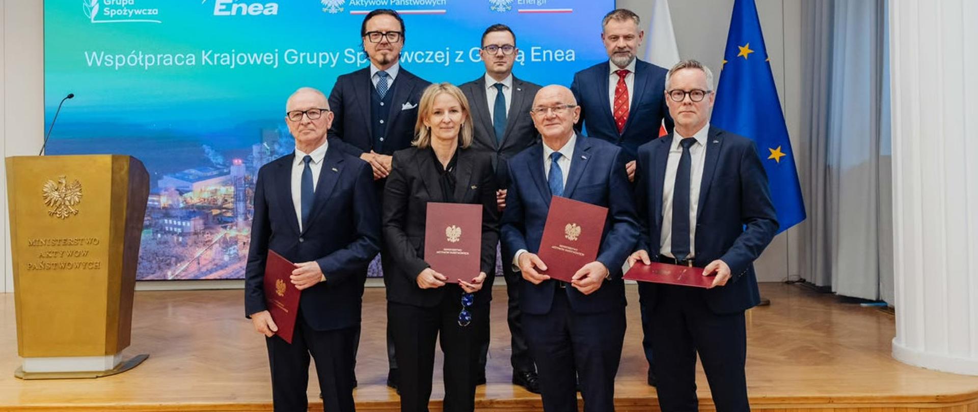 Minister Wojciech Balczun, minister energii Miłosz Motyka, wiceminister Grzegorz Wrona oraz przedstawiciele Grupy Enea i KGS stoją na tle ekranu.