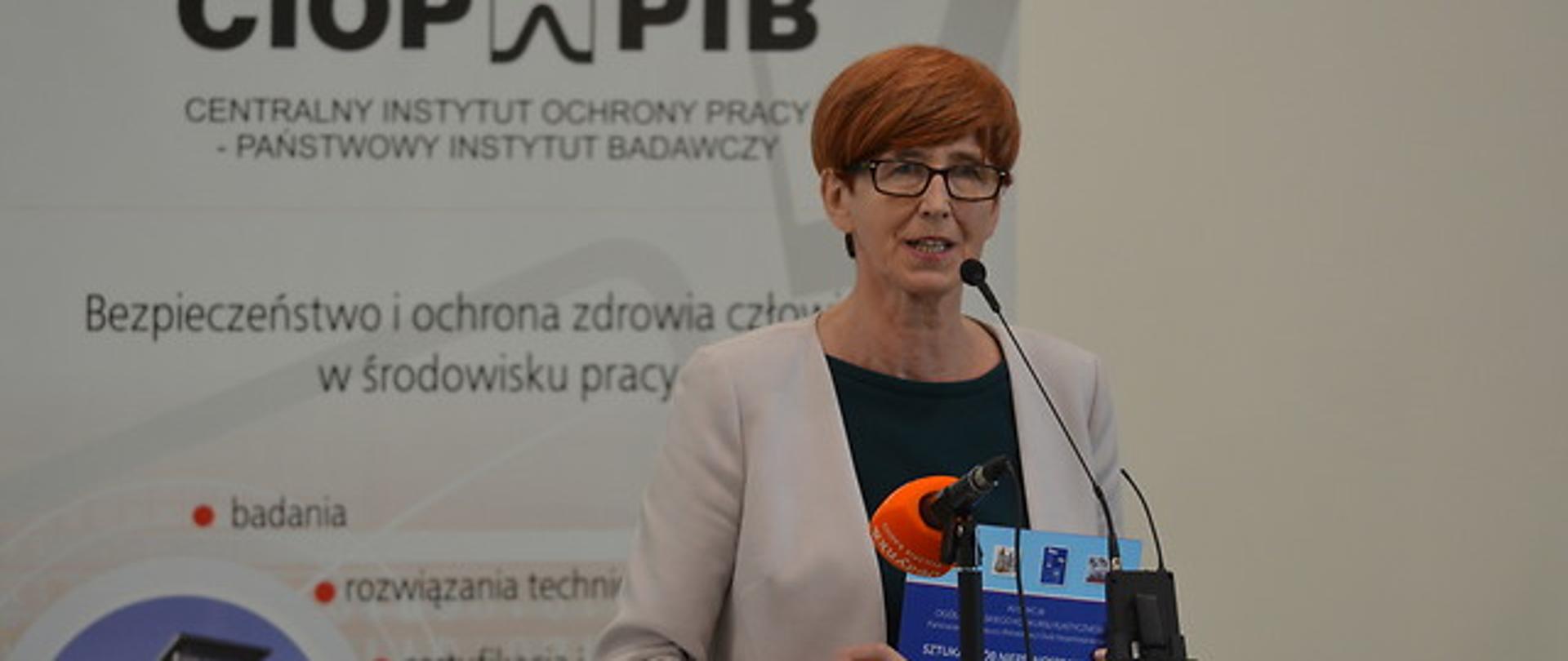Minister Elżbieta Rafalska przemawia podczas konferencji "Sięgnij po sukces" w CIOP.