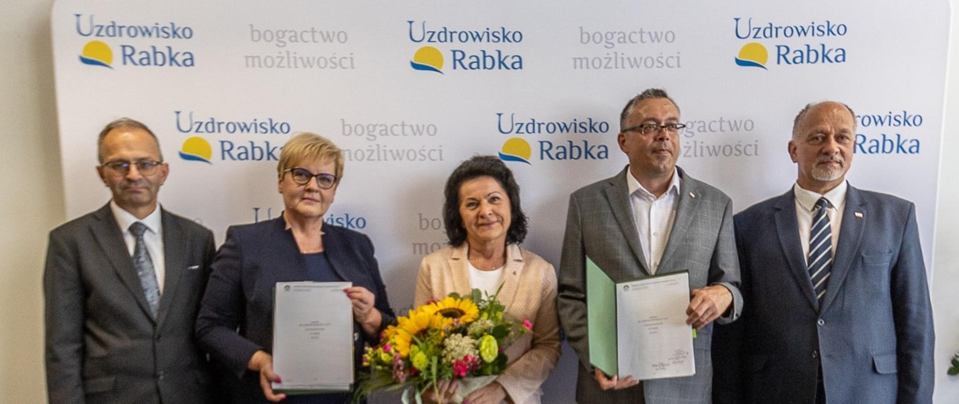 Artur Michalski, zastępca prezesa zarządu NFOŚiGW na zdjęciu grupowym po podpisaniu umowy z beneficjentem