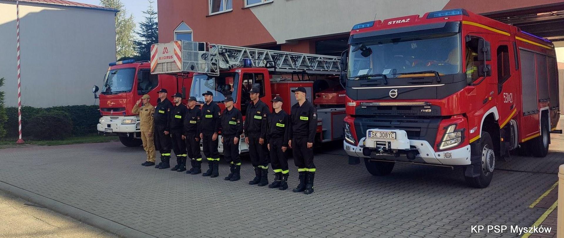 Zdjęcie przedstawia funkcjonariuszy PSP w Myszkowie w rocznicę Powstania Warszawskiego