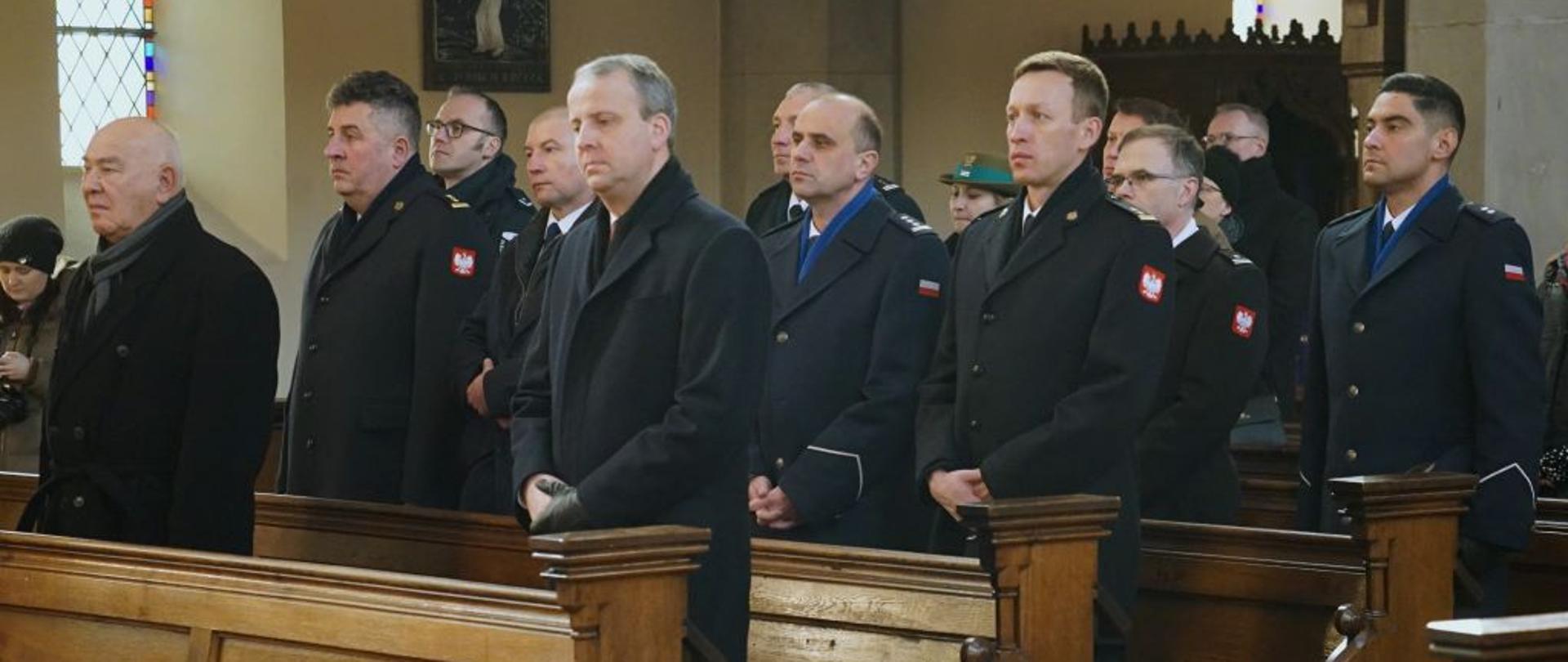 stojący strażacy w kościele