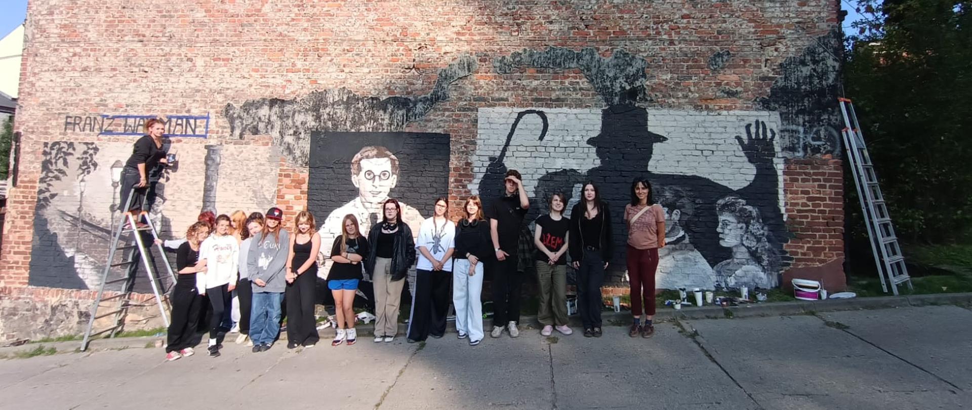 Fotografia ukazująca uczestników projektu "Cwajka - miejsce pod słońcem. Ludzie".