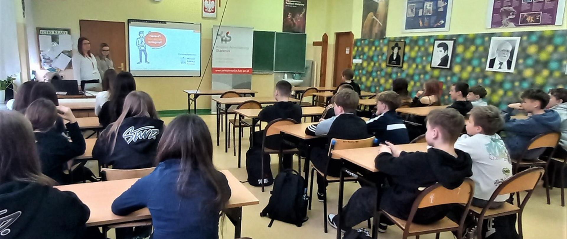 grupa dzieci w klasie 