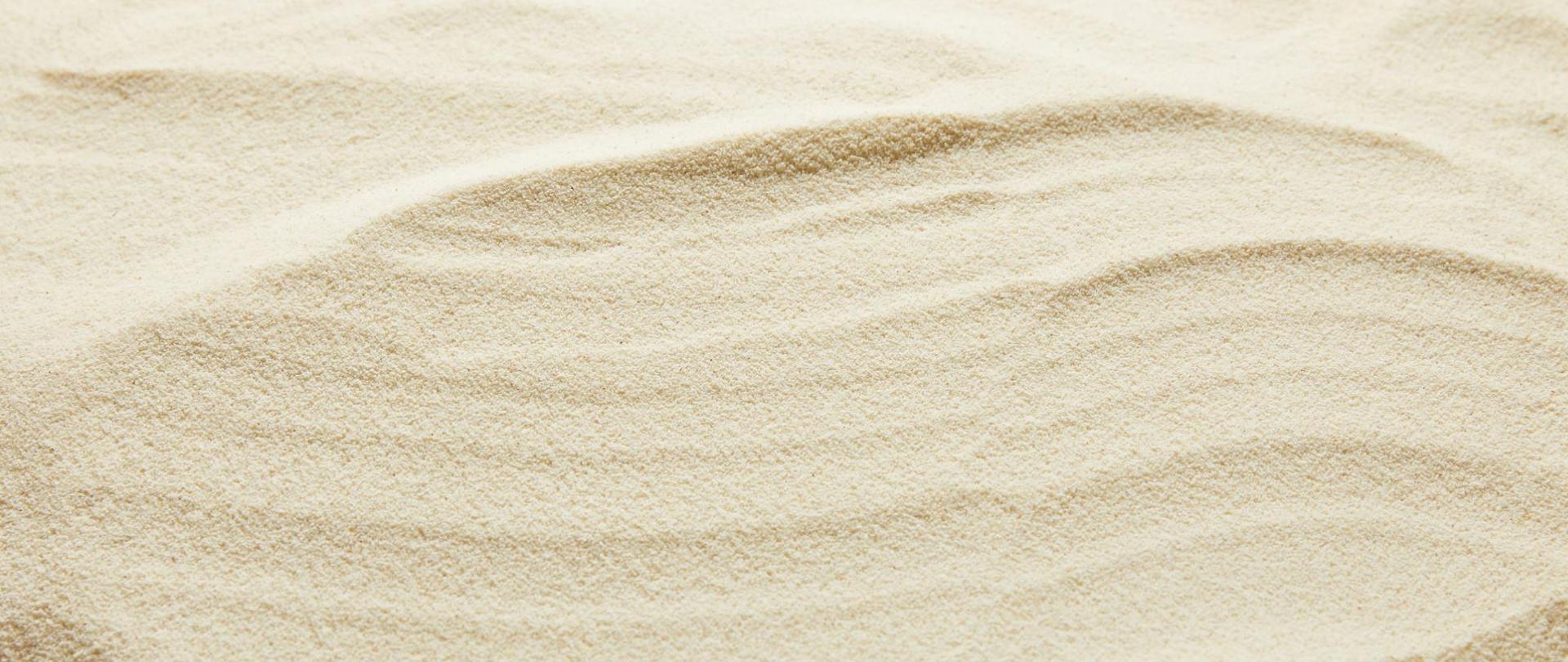 Na zdjęciu jest piasek.