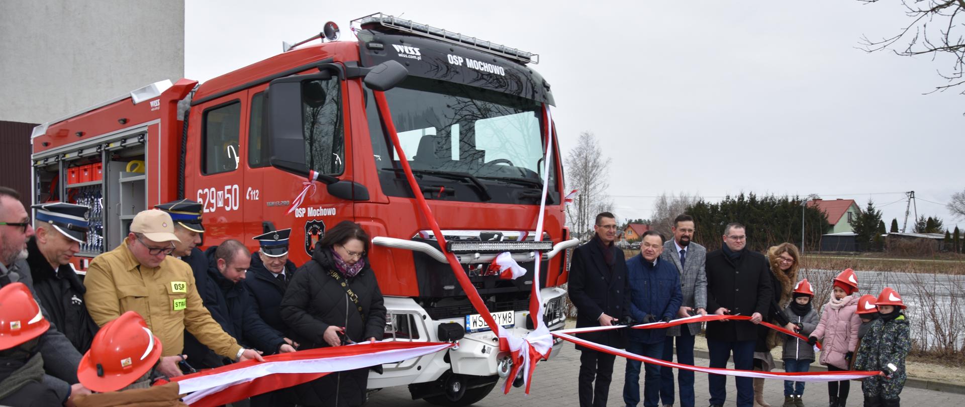 Przekazanie wozu dla OSP w Mochowie