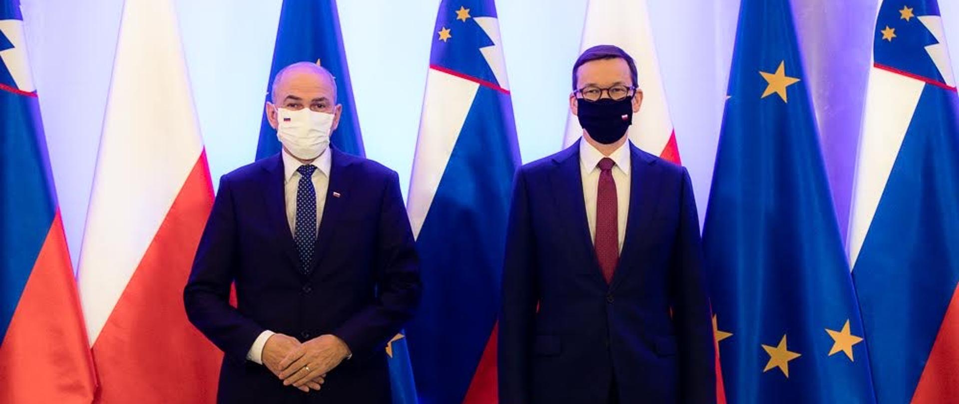 Premier Słowenii i premier Polski na tle flag.