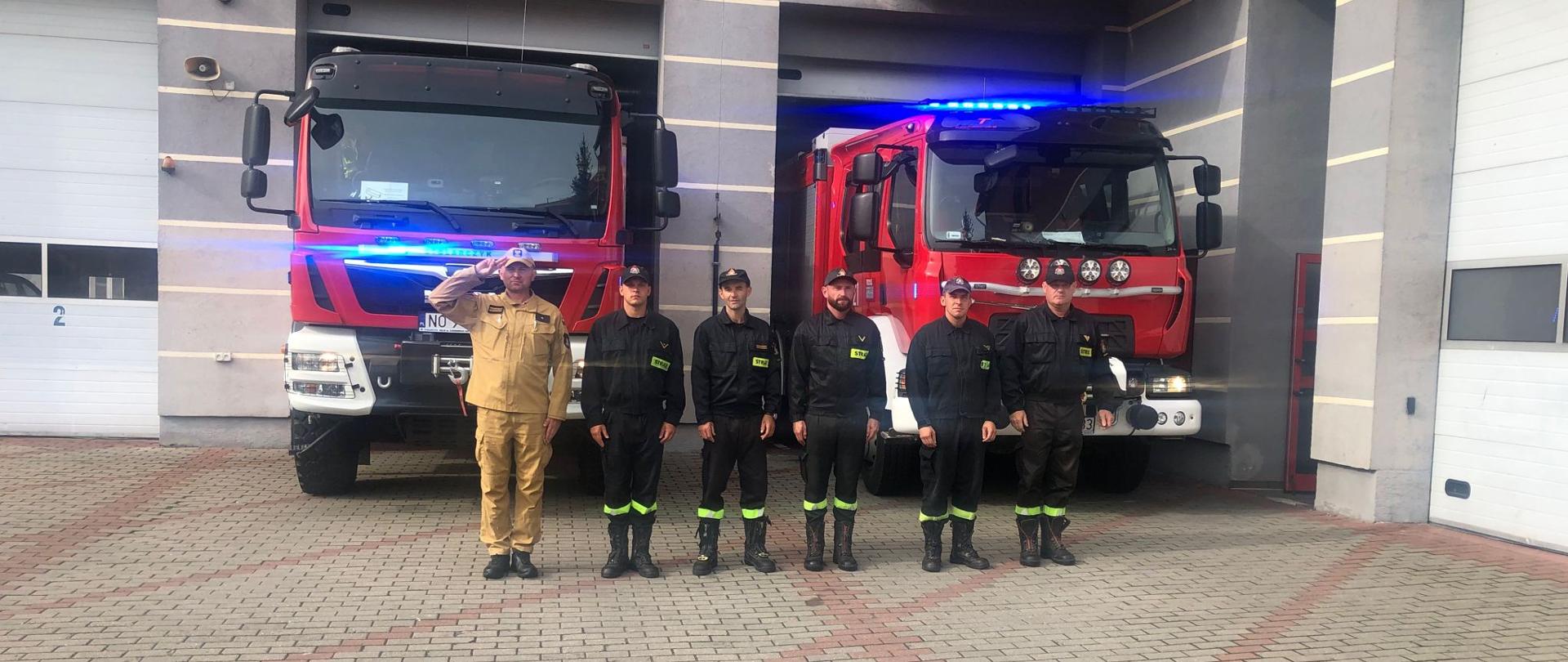 79. rocznica Powstania Warszawskiego, Strażacy oddają hołd, włączone sygnały świetlne w samochodach