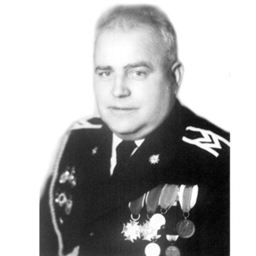 Starszy ogniomistrz pożarnictwa Jan Kasprzak w mundurze galowym bez nakrycia głowy. Zdjęcie w odcieniach szarości.