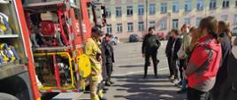 Strażak PSP przedstawia uczniom wyposażenie samochodu pożarniczego