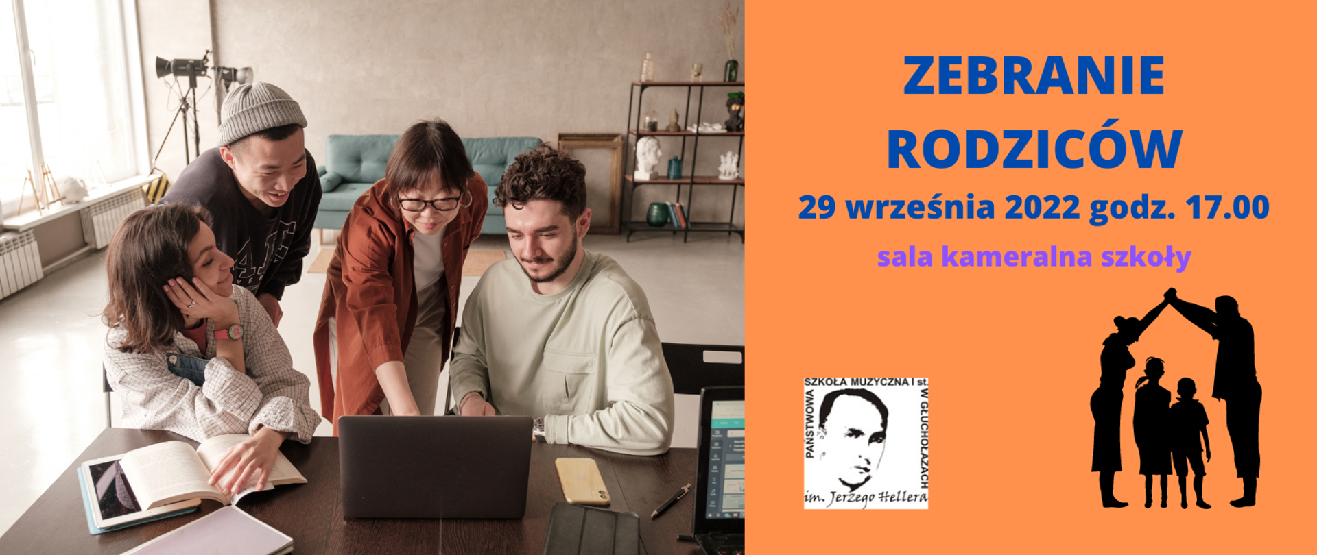 Zdjęcie i grafika. Kafelek graficzny podzielony na dwie części. Z lewej strony zdjęcie czworga młodych dorosłych pochylonych nad otwartym laptopem - wszyscy wpatrzeni w ekran. Dwie osoby siedzą, kolejne dwie stoją. Na brązowym stole o fakturze drewna, obok laptopa komórka, długopis, otwarte książki. W tle widać zieloną kanapę, dwie lampy sceniczne, na podłodze ramę obrazu oparta o ścianę, otwartą półkę z wyeksponowanymi elementami szkła i ceramiki lub gliny. Duże okno po lewej stronie pomieszczenia. Z prawej strony kafelka - tło kolor łososiowy od góry duży granatowy napis zebranie rodziców 29 września 2022 i jaśniejszy sala kameralna szkoły. W lewym dolnym rogu logo szkoły na białym tle - twarz patrona i wokół nazwa szkoły, z prawej strony ikona - przedstawiająca czarne cienie rodziców trzymających się u góry za ręce, poniżej chłopiec i dziewczynka. 