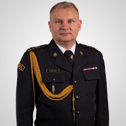 zdjęcie przedstawia starszego brygadiera Wojciecha Wielocha Zastępcę Łódzkiego Komendanta Wojewódzkiego PSP w Łodzi w mundurze wyjściowym. Zdjęcie portretowe.