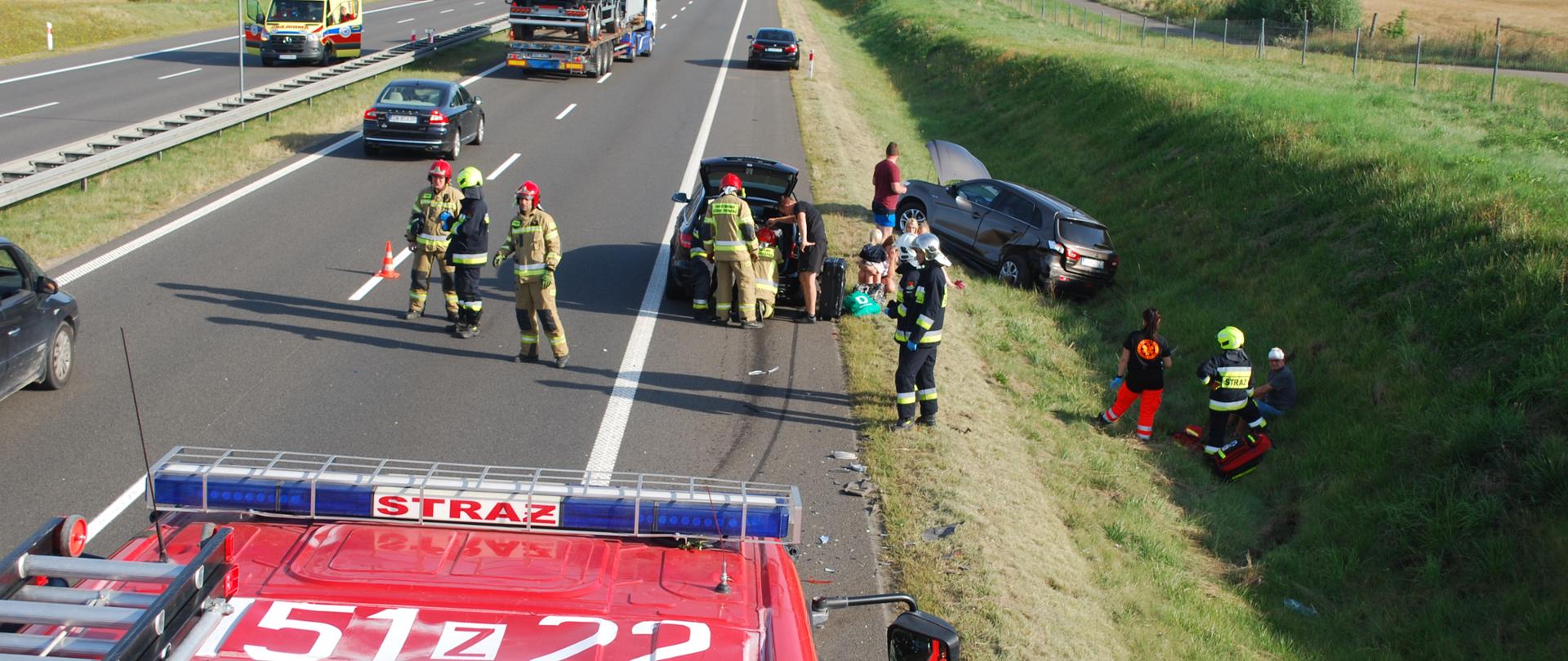 Zdjęcie przedstawia drogę ekspresową S3 oraz służby ratunkowe i uszkodzone pojazdy.