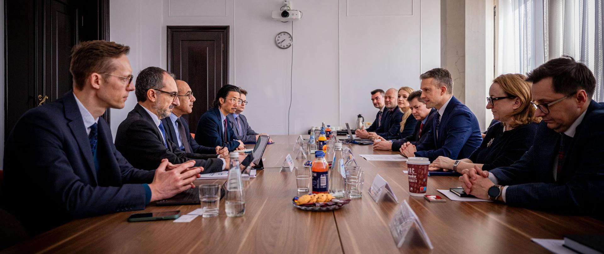 Wiceminister infrastruktury Arkadiusz Marchewka, Prezes Wód Polskich Joanna Kopczyńska oraz Wiceprezes Wód Polskich Mateusz Balcerowicz w trakcie spotkania z przedstawicielami Banku Światowego