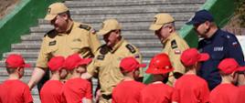 Zastępca podlaskiego komendanta wojewódzkiego PSP - st. bryg. Dariusz Łukaszewicz odwiedził młodych adeptów pożarnictwa podczas zakończenia dwutygodniowego Obozu Szkoleniowo – Wypoczynkowego Młodzieżowych Drużyn Pożarniczych, który realizowany był w Ełku. Wręczenie podziękowań i dyplomów przez gości - uczestnikom obozu ubranym w czerwone stroje 