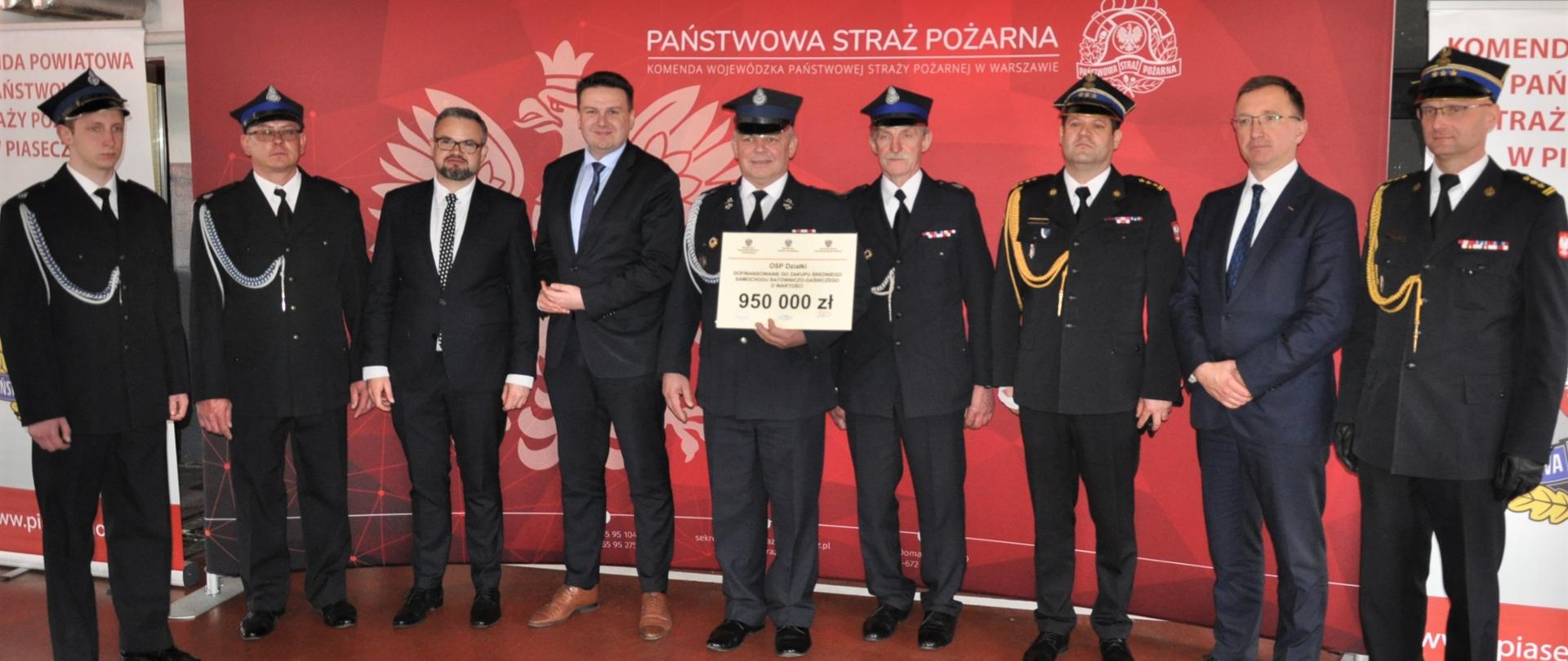 Wręczenie promes na zakup samochodów pożarniczych dla jednostek OSP z powiatów piaseczyńskiego, sochaczewskiego, wołomińskiego i żyrardowskiego