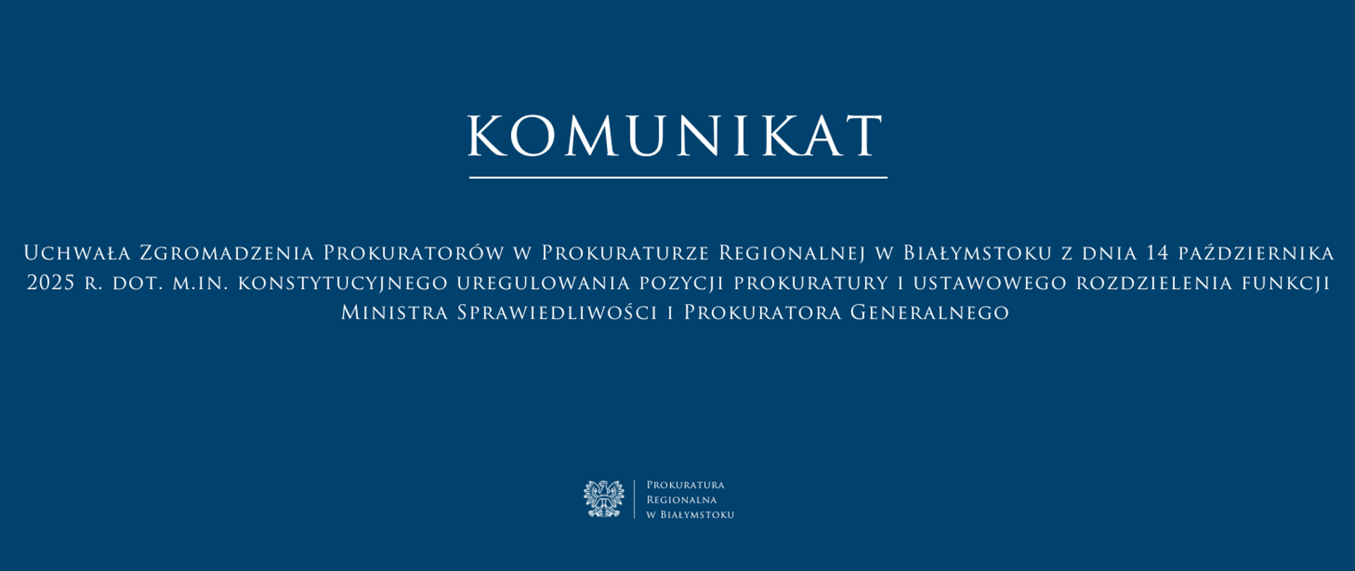 Na niebieskim tle biały tekst komunikat Uchwała Zgromadzenia Prokuratorów w Prokuraturze Regionalnej w Białymstoku z dnia 14 października 2025 r. dot. m.in. konstytucyjnego uregulowania pozycji Prokuratury i ustawowego rozdzielenia funkcji Ministra Sprawiedliwości i Prokuratora Generalnego. Na dole grafiki umieszczone jest logo Prokuratury Regionalnej w Białymstoku – stylizowany orzeł