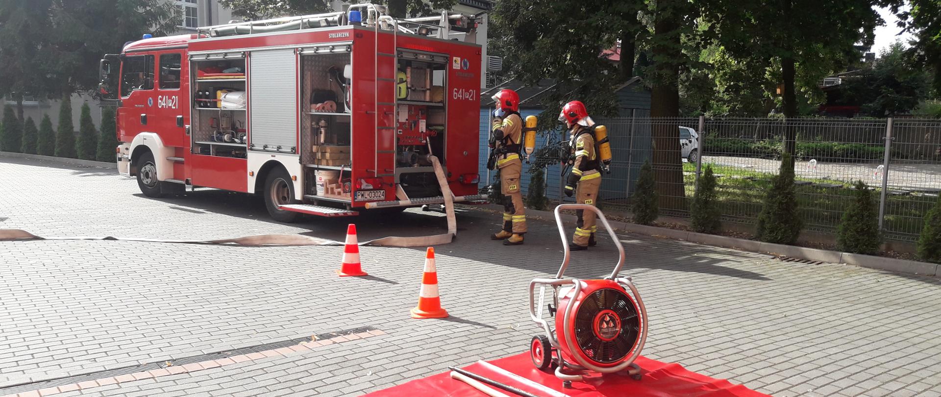 SAMOCHÓD STRAŻACKI, STRAŻACY PRZYGOTOWUJĄ SIĘ DO DZIAŁAŃ