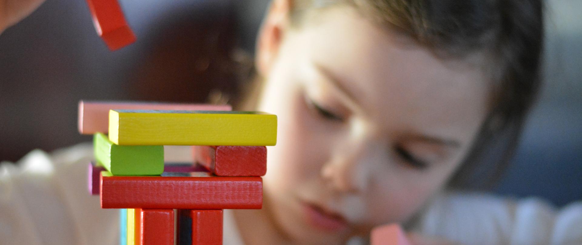 Dziewczyny układająca klocki. Zdjęcie: Design_Miss_C--3811984