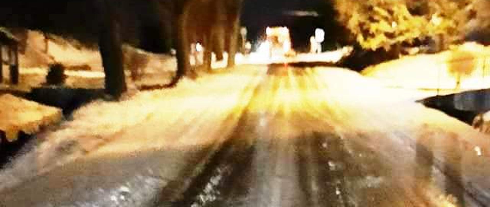 Widok śliskiej nawierzchni drogi.