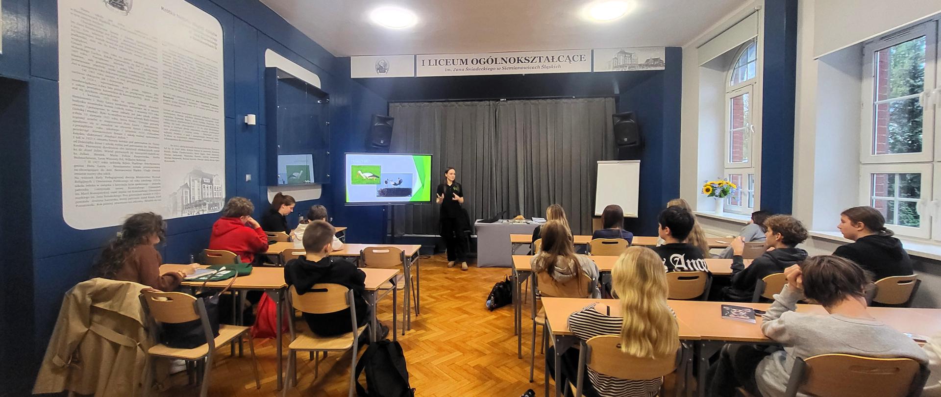 lekcja w szkole w klasie z uczniami