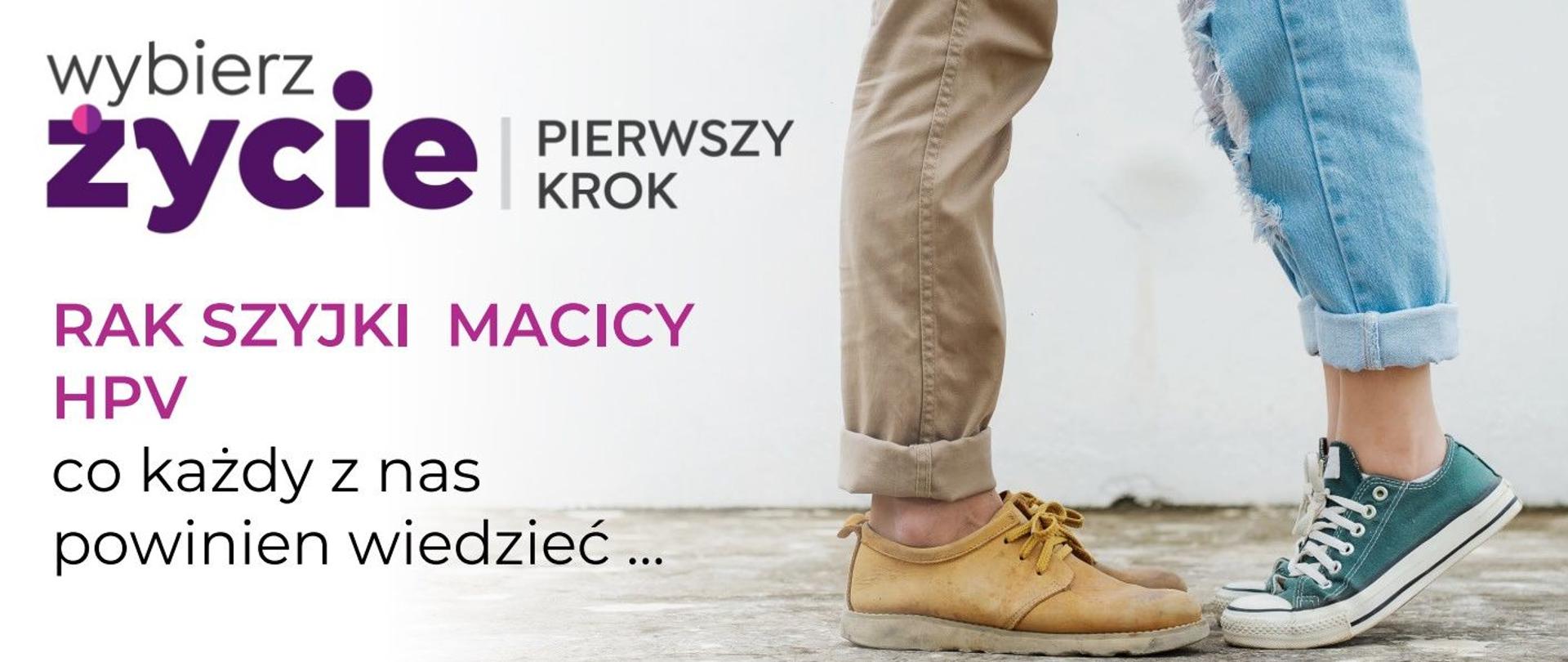Kobieta i mężczyzn stoją do siebie przodem. Zdjęcie przedstawia nogi od kolan w dół