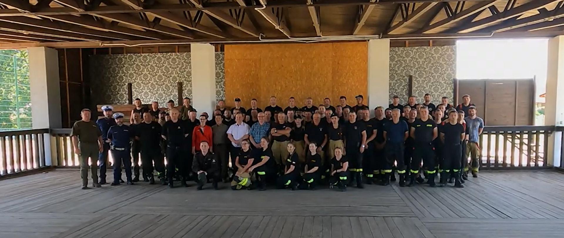 Na zdjęciu widzimy służby uczestniczące w ćwiczeniach pozujące do wspólnego zdjęcia.