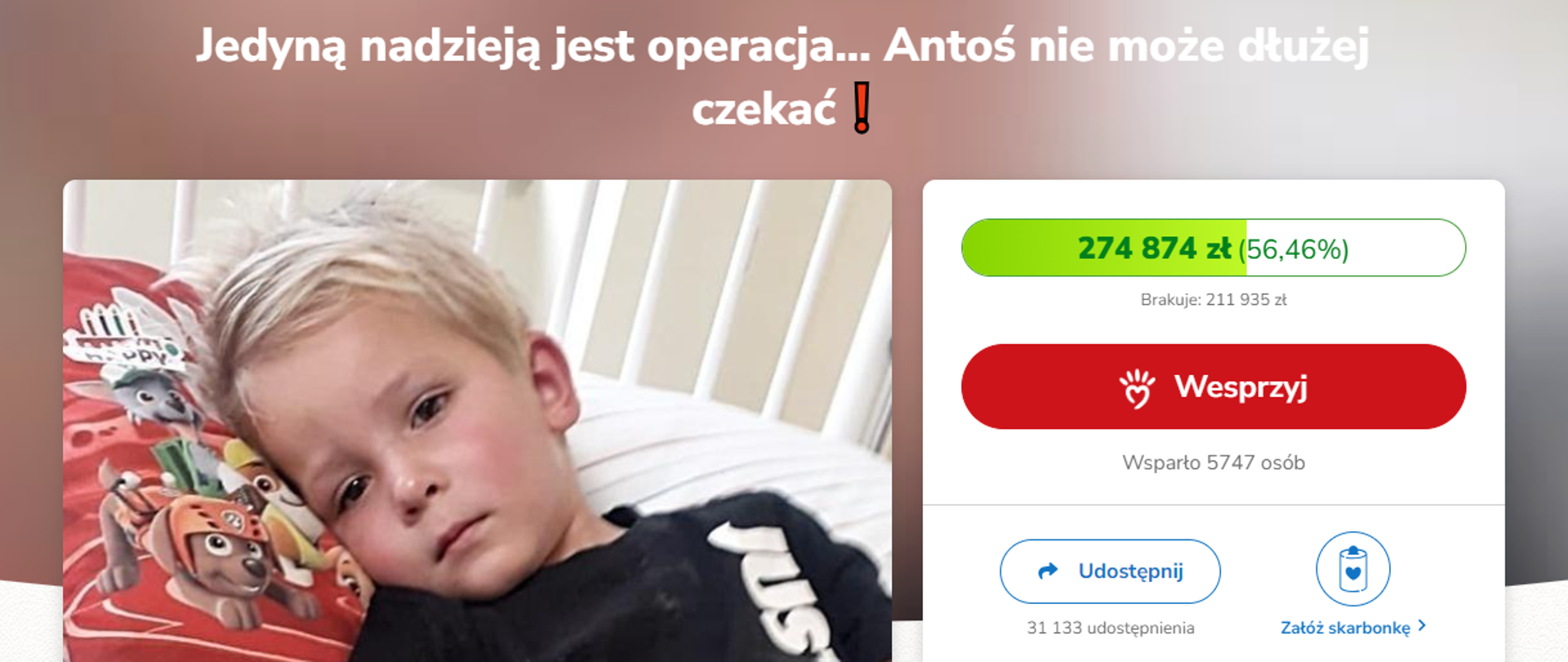 Na zdjęciu widoczny jest smutny 5-letni chłopiec, leżący na łóżku. 