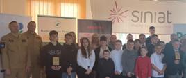 Uczestnicy Ogólnopolskiego Turnieju Wiedzy Pożarniczej „Młodzież Zapobiega Pożarom” – Pińczów 2023 na tle banerów sponsorów tegorocznej edycji.