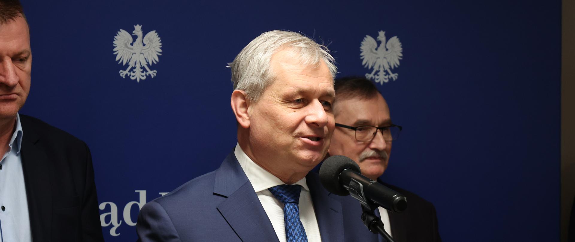 Przemawiający mężczyzna na niebieskim tle