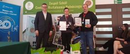 Wręczenie dyplomów i nagród uczestnikom konkursu podczas uroczystości w sali.
