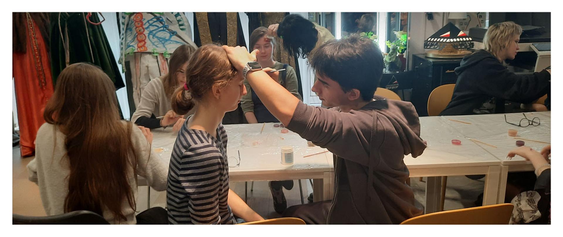 12 listopada klasa 2B wraz z wychowawcą, panią Patrycją Cichą oraz nauczycielką chemii, panią Agnieszką Wróblewską, wzięła udział w warsztatach na planie filmowym w Wytwórni Filmów Fabularnych i Dokumentalnych w Warszawie. 