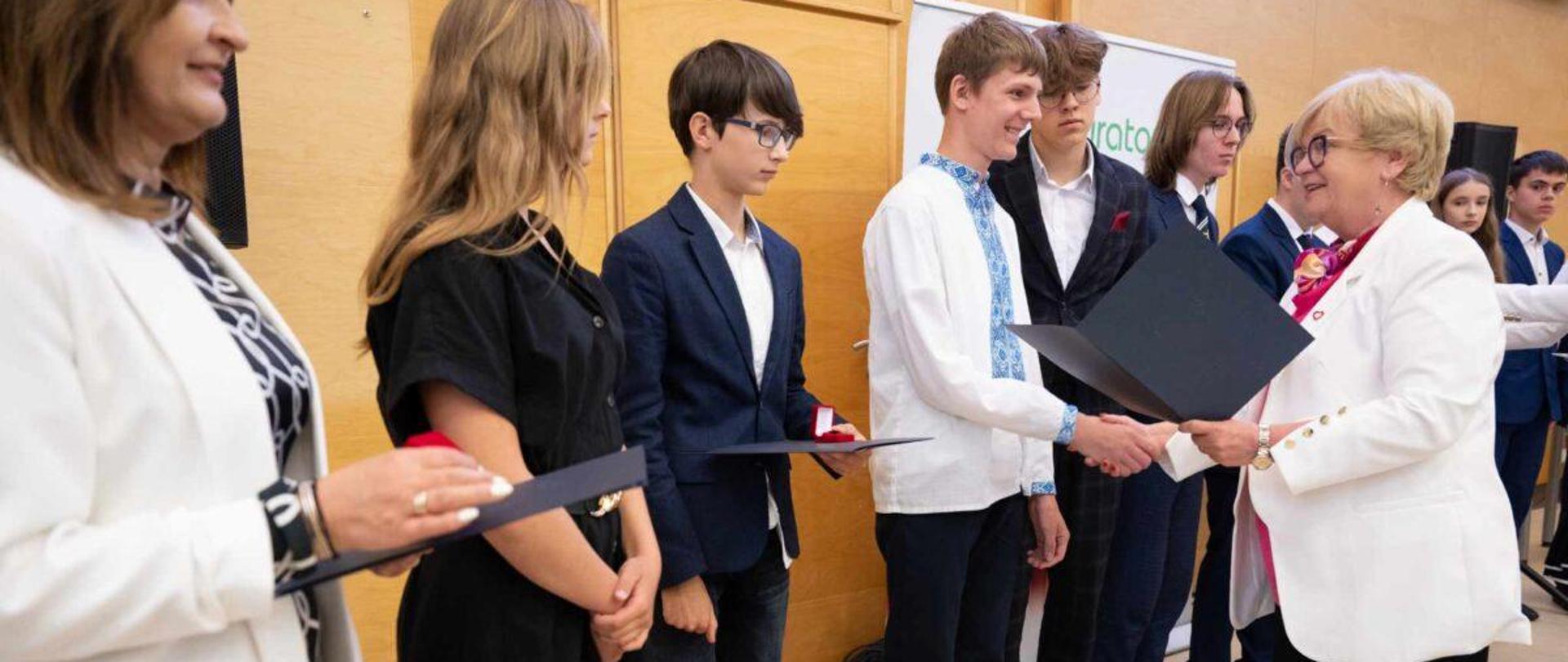 Wojewoda wręcza dyplomy laureatom konkursów przedmiotowych