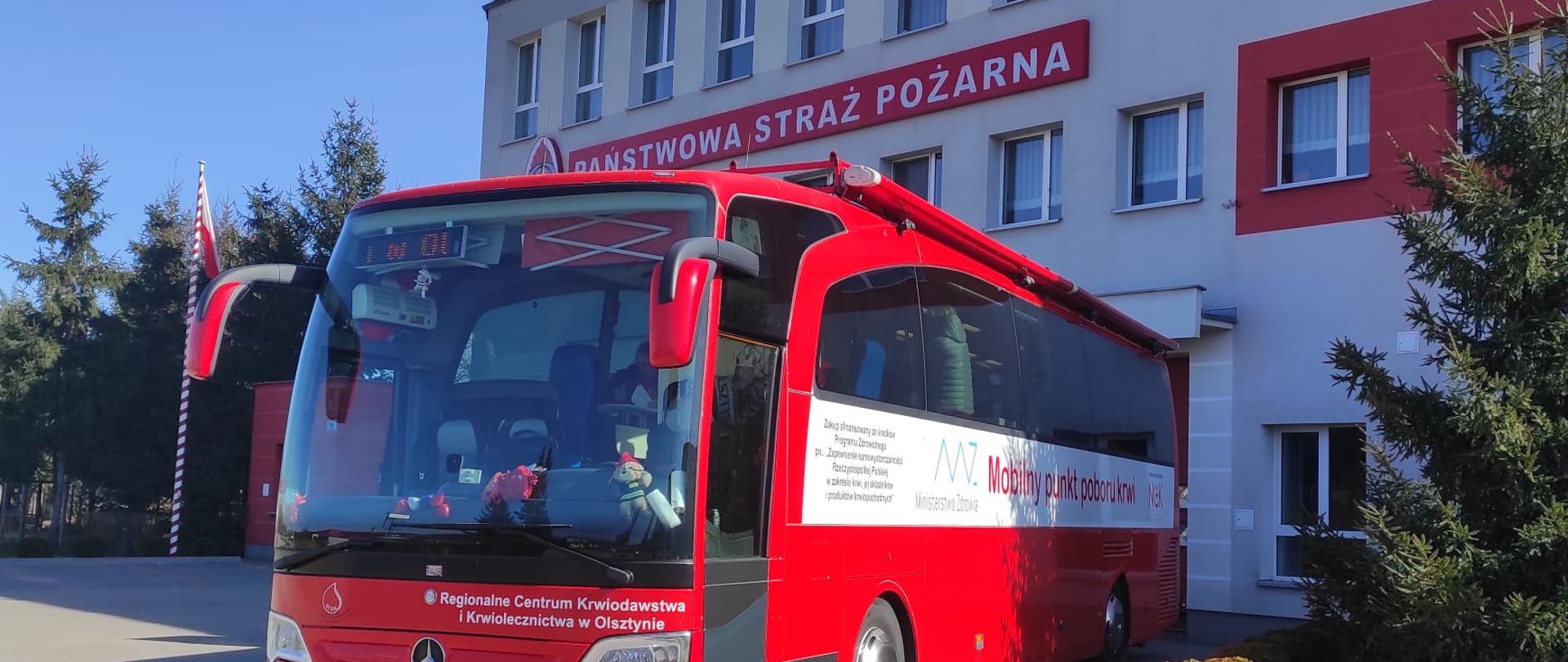 Kolejny honorowy pobór krwi Autobus przed komendą. 