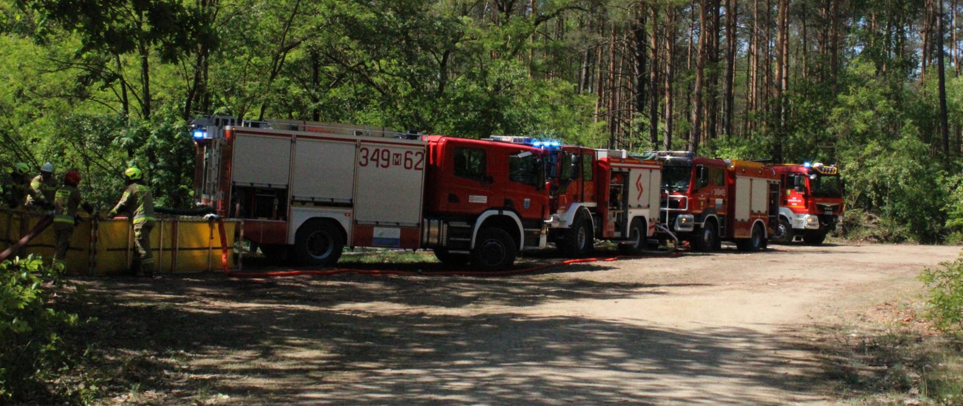 Ćwiczenia LAS 2024 - pojazdy pożarnicze tłoczą wodę z rozkładanego zbiornika