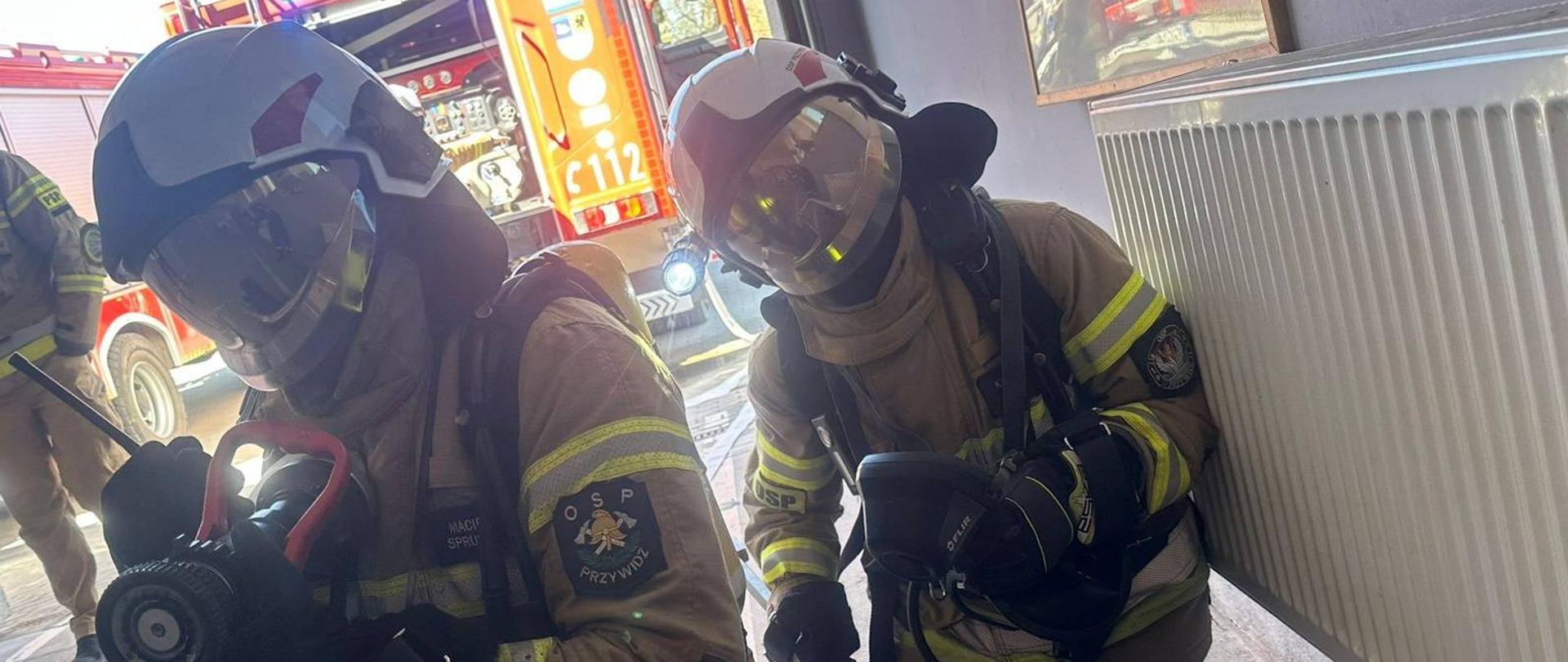 Zdjęcie przedstawia strażaków w umundurowaniu specjalnym podczas inspekcji
