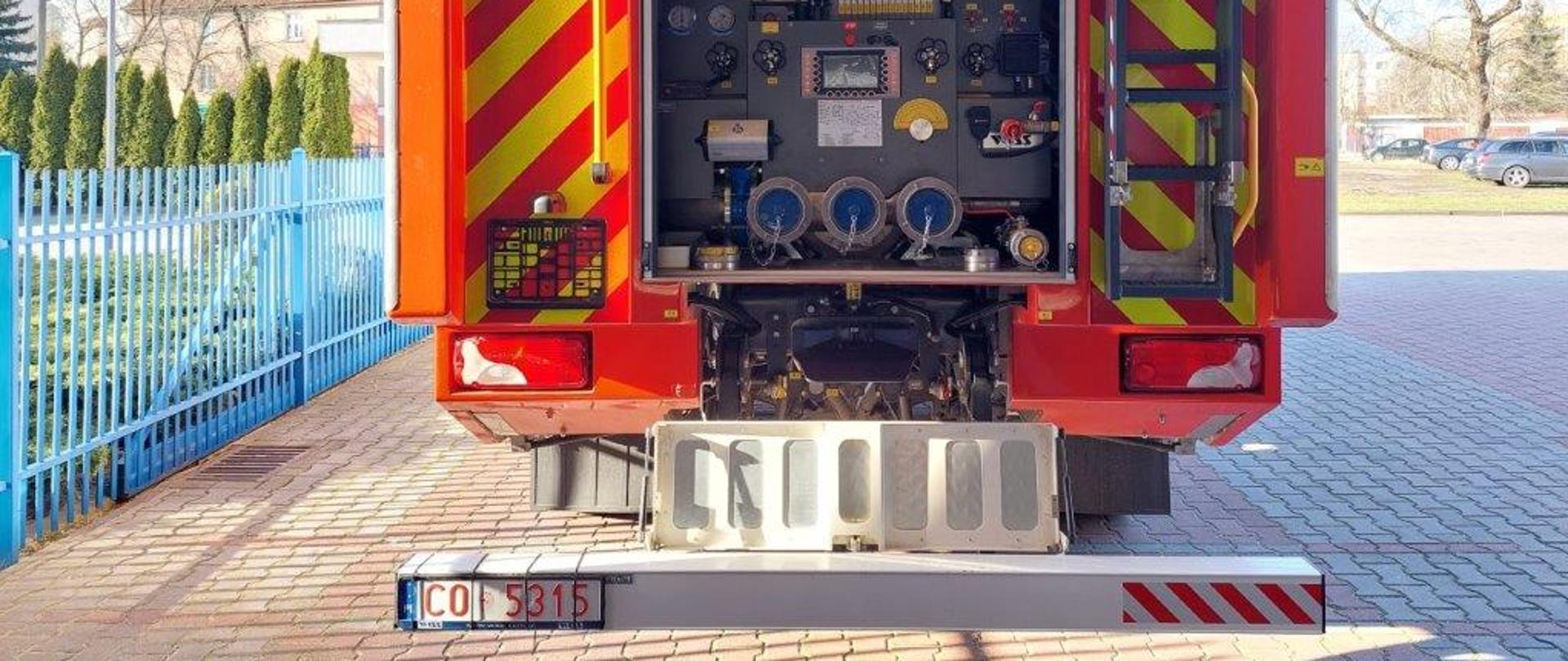 Prezentacja nowego auta. Widok na tył przy otwartej skrytce.