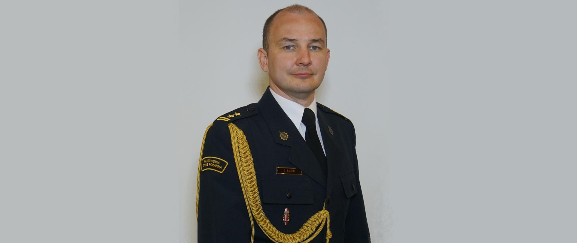 Portret strażaka w mundurze ze sznurem