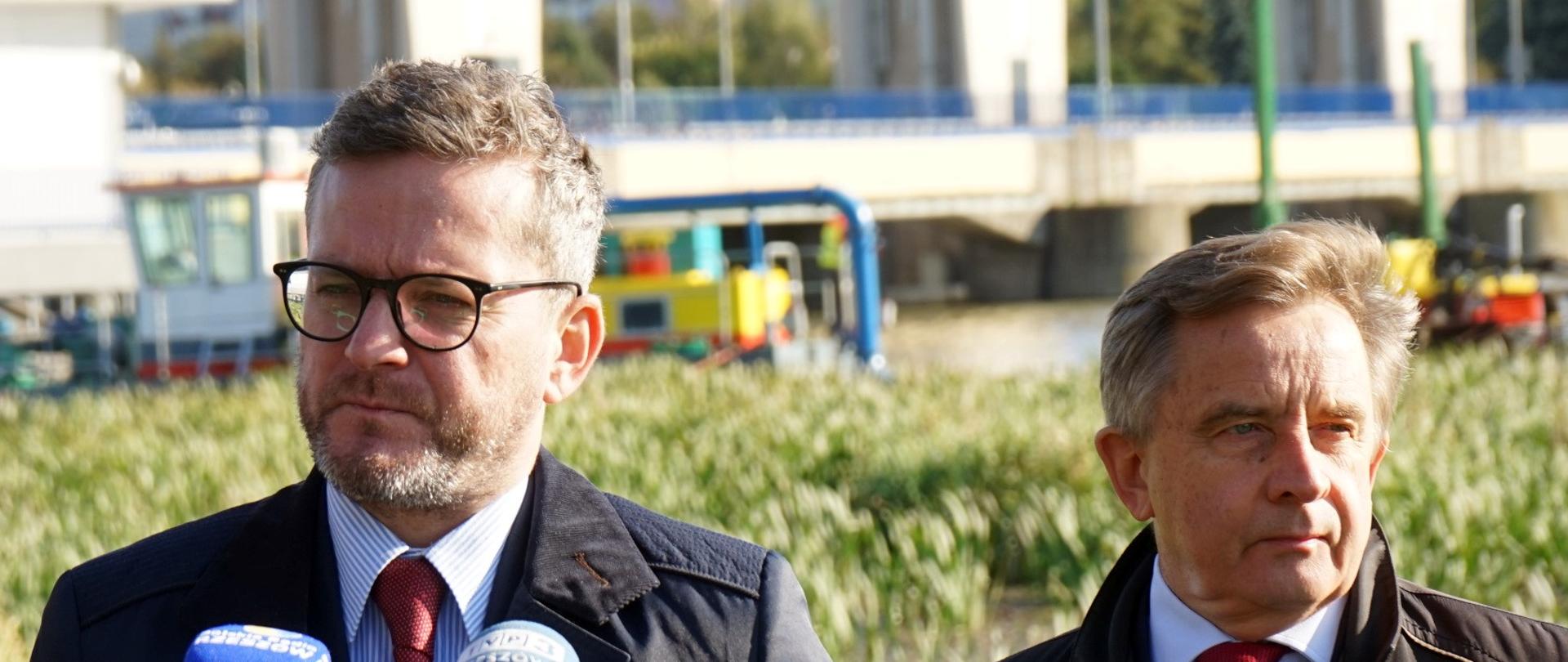 Minister Witkowski na tle zalewu rzeszowskiego