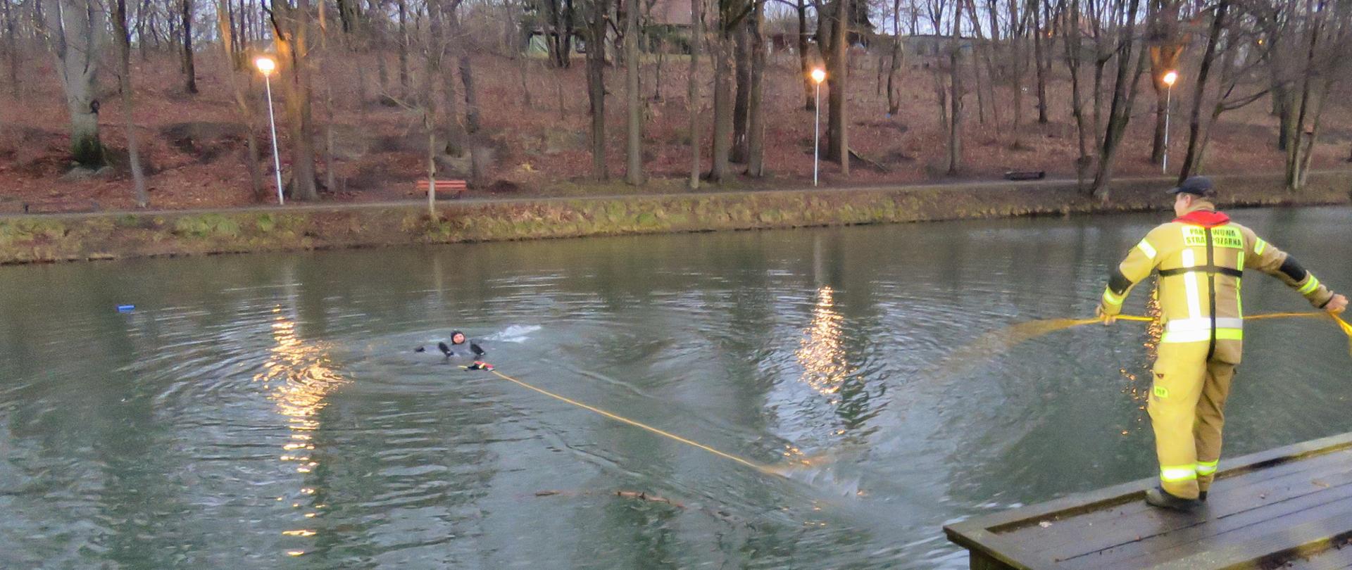 Pokazy ratownictwa wodnego na Wagmostawie - ratownik rzuca w stronę osoby tonącej bojkę ratunkową