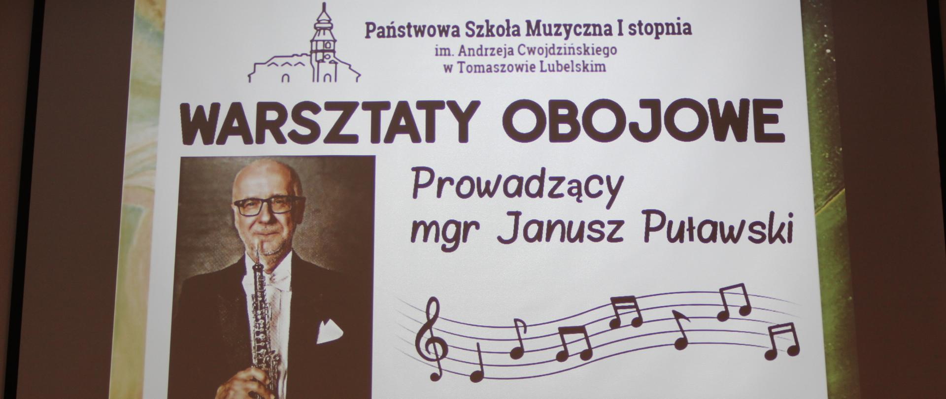 projektor z wyświetlanym plakatem na warsztaty klasy oboju, na białym tle znajdują się informacje: logo szkoły, tytuł wydarzenia, prowadzący, jego zdjęcie z obojem trzymanym w ręku, data wydarzenia, falująca pięciolinia z kluczem wiolinowym i nutami, całość plakatu otacza ramka w kolarzu barw zielonych, żółtych, ciemniejszych oraz jaśniejszych