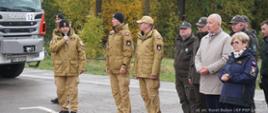Zdjęcie przedstawia Komendanta Wojewódzkiego PSP nadbrygadiera Tomasza Barana podczas otwarcia ćwiczeń. Obok stoi zastępca, Komendant Powiatowy PSP w Łańcucie. Od prawej strony Wojewoda oraz Starosta Łańcucki.