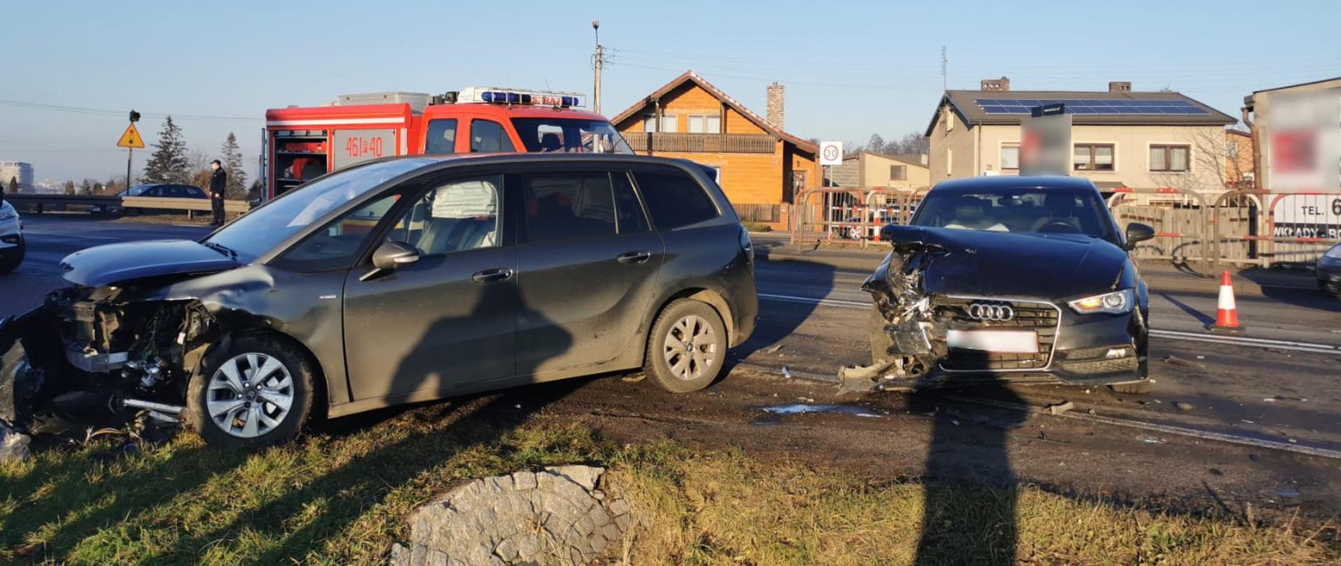 Uszkodzone samochody osobowe w wyniku kolizji.